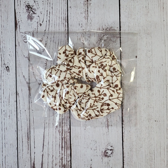 Pouffy scrunchie, NEW in package, Miss B Haven Boutique - Picture 6 of 6